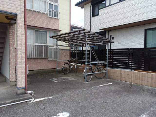 コーポさつきの駐車場