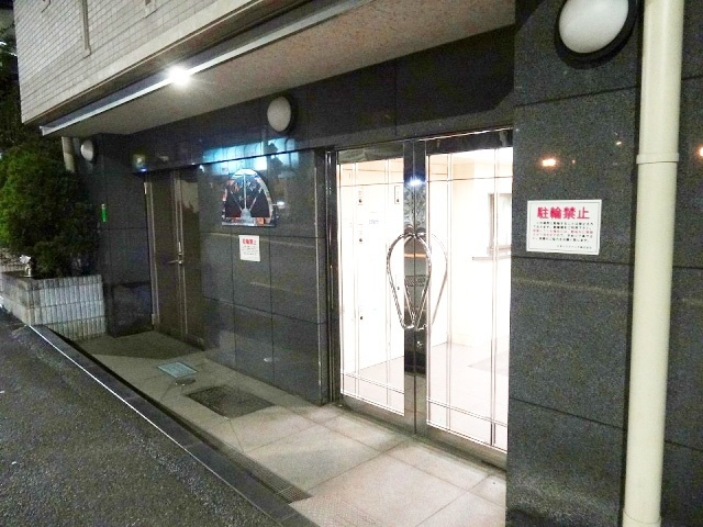 パークウェル市ヶ谷のエントランス|夜でも明るく安心のエントランスです。