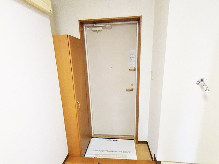 岩田マンション203の玄関