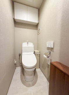 【トイレ】 | グランディ市谷柳町 | 収納スペースがしっかりとあるトイレスペース！2018年に室内大規模リフォーム履歴有の為室内状況良好！