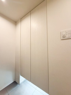 【設備】 | グランディ市谷柳町 | シューズボックス等のスペースとなっております。たくさん収納することができます。