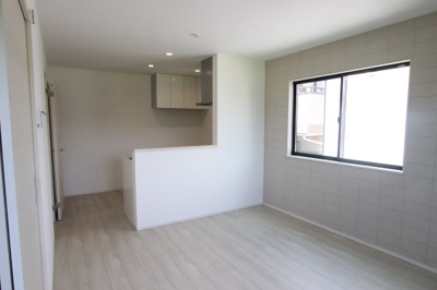 角部屋なので腰窓が大きく明るいお部屋です。