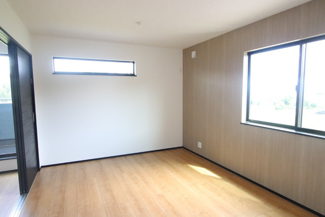 窓から光が差し込む明るいお部屋になります。