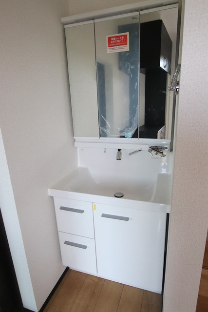 洗面所は玄関に。手洗いを済ませて居室スペースへ♪