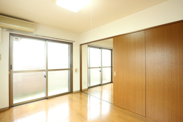 JOYFUL TOWN SODAの洋室|※別のお部屋の写真です。反転間取り。