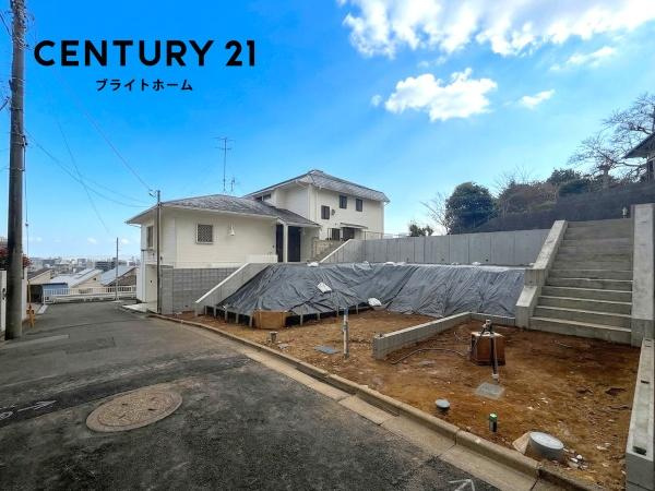 横浜市神奈川区旭ケ丘の新築一戸建の前面道路含む現地写真|車通りが少ない為、小さなお子様にも安心です。
是非一度、現地へ起こしください。