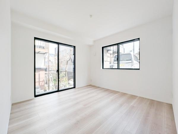 横浜市戸塚区南舞岡２丁目の新築一戸建の洋室|収納もあり窓からは明るい光が入ります！