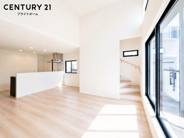 横浜市戸塚区南舞岡２丁目の新築一戸建の居間・リビング|明るいLDK！！
陽当たり良好です。