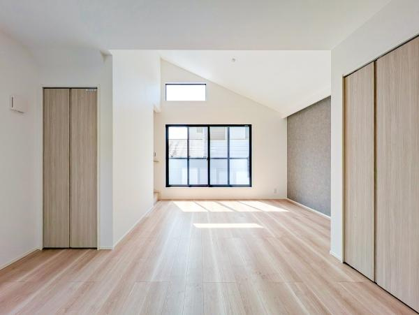 横浜市戸塚区南舞岡２丁目の新築一戸建の居間・リビング|窓からは明るい光が差し込みます！
電気をつけなくても明るいです。