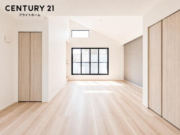 横浜市戸塚区南舞岡２丁目の新築一戸建の居間・リビング|窓からは明るい光が差し込みます！
電気をつけなくても明るいです。