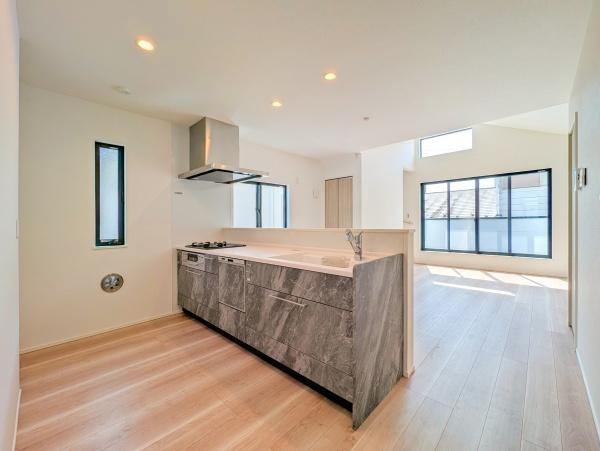 横浜市戸塚区南舞岡２丁目の新築一戸建の居間・リビング|対面式のキッチンはお料理中でも家族とのお話も弾みます。
