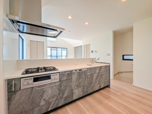 横浜市戸塚区南舞岡２丁目の新築一戸建のキッチン|食洗器付きなのは家事の負担を軽減してくれる嬉しいポイント♪
広々としたキッチンはお子様と並んでお料理できます。