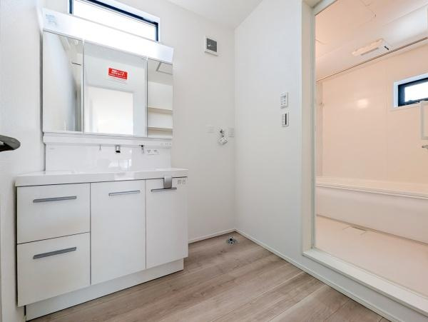 横浜市戸塚区南舞岡２丁目の新築一戸建の独立洗面台|お化粧もしやすい三面鏡付き独立洗面台、
収納もしっかりあり、洗剤などもしまっておけます。

