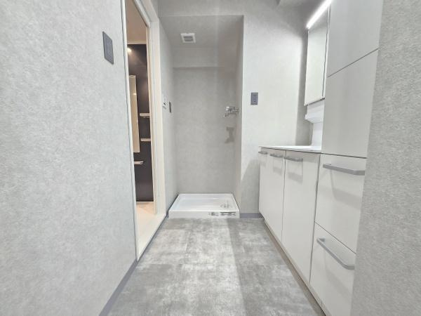 伊勢佐木クイントパラディオの独立洗面台|広々とした洗面室です。収納もしっかりあります！