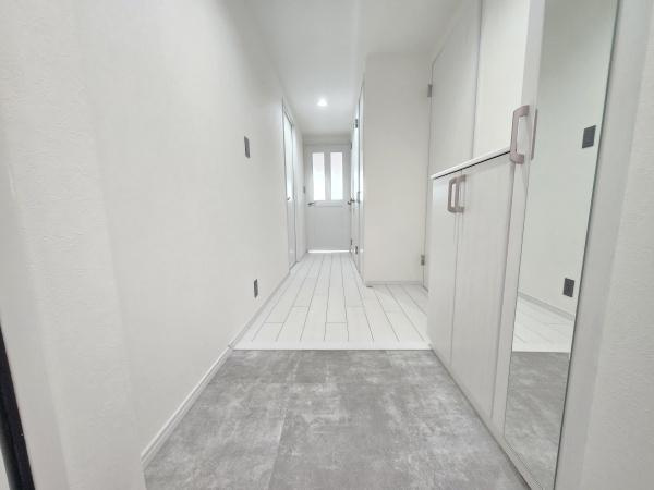 伊勢佐木クイントパラディオの玄関|収納豊富な玄関です。
この明るい玄関が気持ちよく家族を迎え入れます。