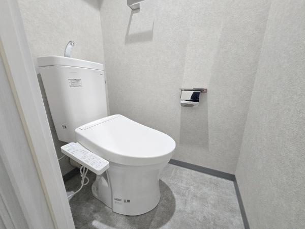 伊勢佐木クイントパラディオのトイレ|清潔感のある内装のすっきりとしたデザインのトイレです。
水周りが綺麗だと安心ですね。
