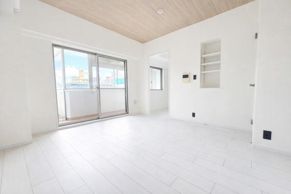 伊勢佐木クイントパラディオの居間・リビング|窓からは明るい光が差し込みます！
電気をつけなくても明るいです。