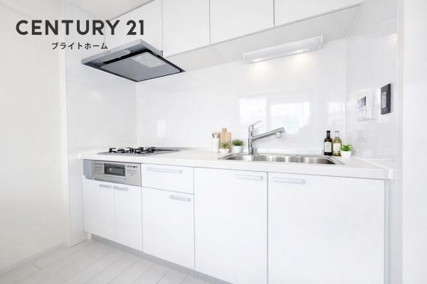 伊勢佐木クイントパラディオのキッチン|吊戸棚など収納豊富なキッチン。
ここまで収納スペースがあるとキッチン周りをきれいに保てますね！