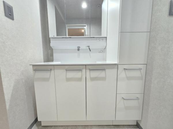 伊勢佐木クイントパラディオの独立洗面台|お化粧もしやすい三面鏡付き独立洗面台、
収納もしっかりあり、洗剤などもしまっておけます。

