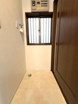 【独立洗面台】 | 【11日(土)・12日(日)見学可】草加市八幡町・戸建 | 窓付きで換気もできる洗面スペース♪
