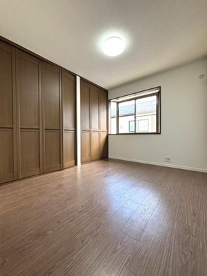 【洋室】 | 【11日(土)・12日(日)見学可】草加市八幡町・戸建 | 収納付きの5帖の洋室になっております♪