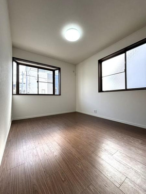 【洋室】 | 【11日(土)・12日(日)見学可】草加市八幡町・戸建 | 窓が2面にあり明るく、風通しの良い洋室です♪