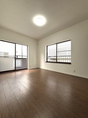 【洋室】 | 【11日(土)・12日(日)見学可】草加市八幡町・戸建 | 明るく、風通しの良い洋室です♪