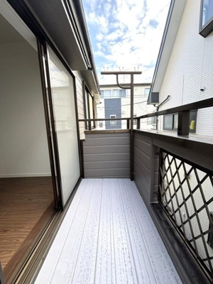 【バルコニー】 | 【11日(土)・12日(日)見学可】草加市八幡町・戸建 | 広さもあり洗濯物も干しやすい♪