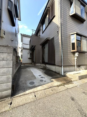 【駐車場】 | 【11日(土)・12日(日)見学可】草加市八幡町・戸建 | 車庫入れもしやすいスペースがございます♪