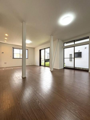 【居間・リビング】 | 【11日(土)・12日(日)見学可】草加市八幡町・戸建 | 陽光が注ぐ心地よいリビング♪家族の会話が弾む開放的な空間♪