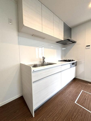 【キッチン】 | 【11日(土)・12日(日)見学可】草加市八幡町・戸建 | 3口コンロ付きののシステムキッチン♪