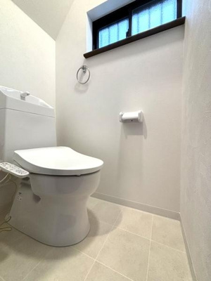 【トイレ】 | 草加市青柳6丁目・戸建 | シンプルで落ち着いた雰囲気のトイレです。窓があり自然光が入りやすく明るさを感じられます。床や壁も清潔感のある色合いになっています。使いやすさに配慮されています。