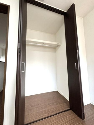 【収納】 | 草加市青柳6丁目・戸建 | ダークブラウンの扉が印象的な収納スペースです。室内がすっきり見えるシンプルな棚付きが魅力です。床と扉の色調が統一されており空間全体にまとまりがあります。
