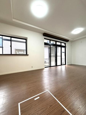 【居間・リビング】 | 草加市青柳6丁目・戸建 | リビングは大きな窓から自然光がしっかり差し込みます。天井はすっきりとしたデザインになっています。フローリングの質感が空間を引き立てます。クロスや建具は落ち着いたカラーで統一されています。