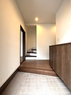 【玄関】 | 草加市青柳6丁目・戸建 | 落ち着いた色合いの玄関はシンプルですっきりとした印象です。収納スペースも備わっており使い勝手の良さが感じられます。広さもしっかり確保されているためゆとりのある空間です。