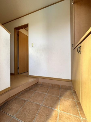【玄関】 | 【11日(土)・12日(日)見学可】三郷市早稲田8丁目・戸建 | 明るい玄関スペースです♪