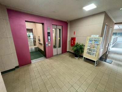 【エントランス】 | ウェルフェアグリーン越谷 | エレベーター2基完備で忙しい朝の時間帯もスムーズにご利用できます♪