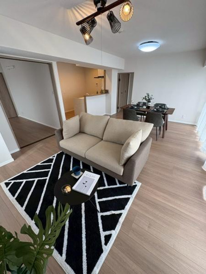 【間取り】 | メイツ草加 | 【広々としたリビング！窓も大きく明るいリビングです♪】