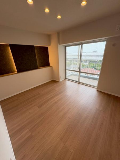 【洋室】 | メイツ草加 | 【お洒落な内装の洋室♪関節照明やクロスがお洒落さUP♪】