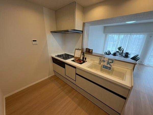 【キッチン】 | メイツ草加 | 【女性に人気のカウンターキッチン。TVやお子様の様子を見ながらお料理が可能です♪】