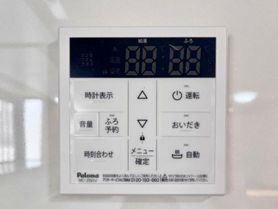 【浴室】 | 【11日(土)・12日(日)室内見学可能】川口市木曽呂戸建 | 便利な追い炊き付き♪窓がついていて明るい浴室です。