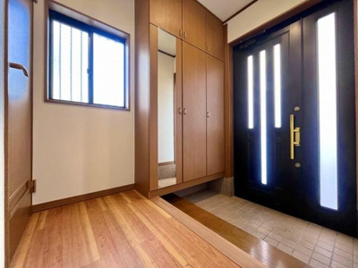 【玄関】 | 【11日(土)・12日(日)室内見学可能】川口市木曽呂戸建 | 玄関に収納が多く、すっきりときれいにご利用頂けます♪