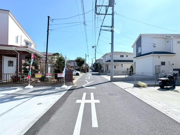 大和市南林間８丁目の新築一戸建の前面道路含む現地写真