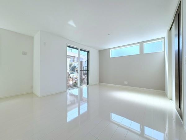 大和市南林間８丁目の新築一戸建の居間・リビング
