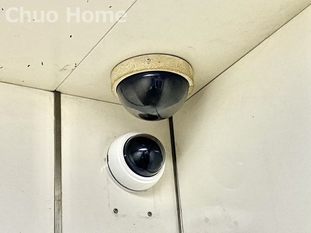 南砂住宅2号棟の防犯設備|【防犯カメラ】何かあった時の大事な証拠になることももちろんなりますが、防犯というくらいですので大事なのは防犯カメラがあることによって抑止力につながることですよね。