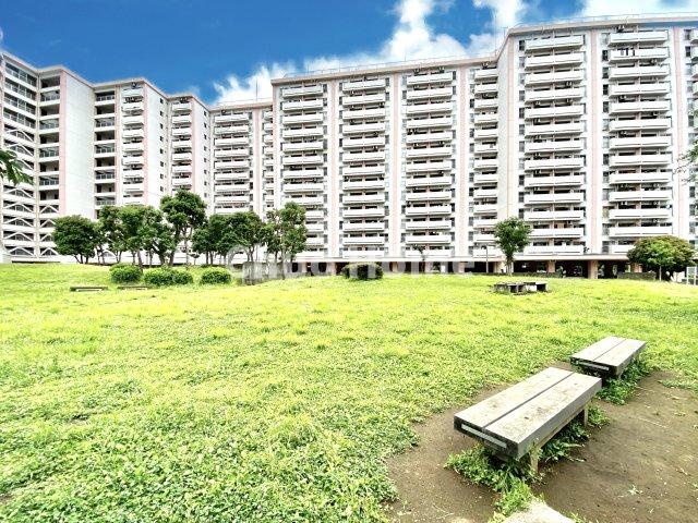 南砂住宅2号棟の中庭|敷地内には緑が多く住環境良好です