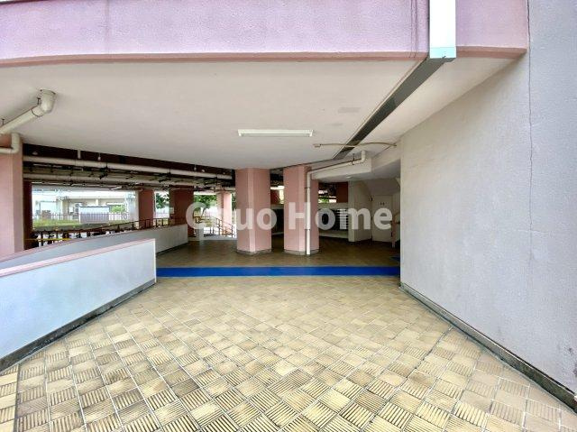 南砂住宅2号棟のエントランス|【エントランス】マンションのエントランスは、その物件の印象を決める、顔とも言える場所です。毎日通る場所ですからきれいなのが一番です。