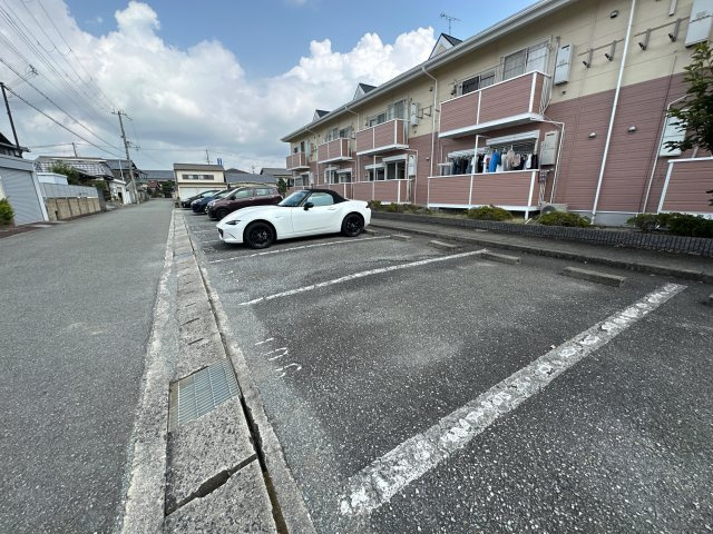 ファミィール永和の駐車場