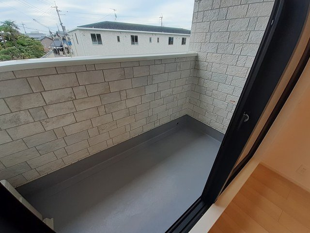 メゾン　グレーヌ　塩屋Ａのバルコニー