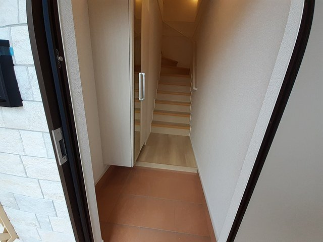 メゾン　グレーヌ　塩屋Ａの玄関